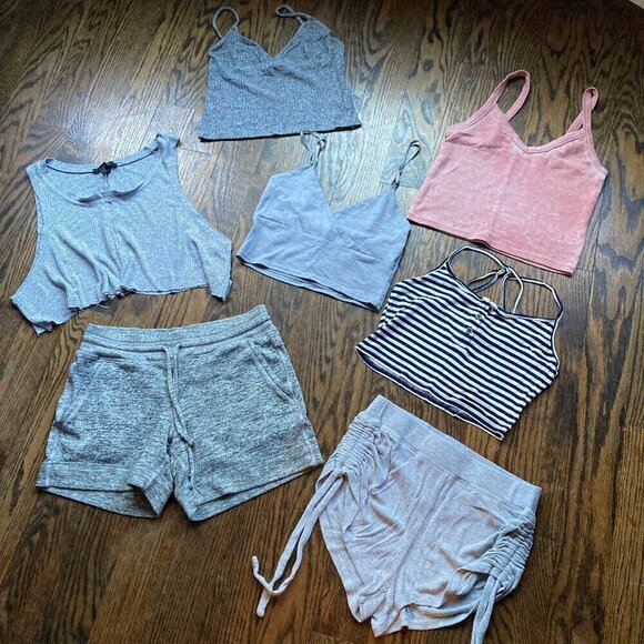 SOLD- LOT OF MIXXED CROP TOPS WITH 2 SHORTS SIZE SMALL XS - Picture 1 of 15